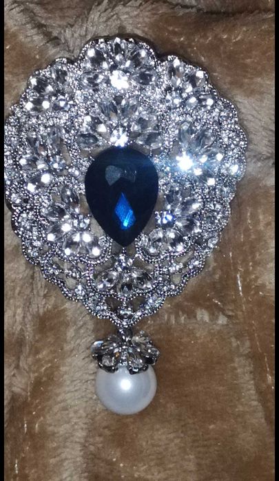 Przepiękna, duża brosza, z cyrkoniami.