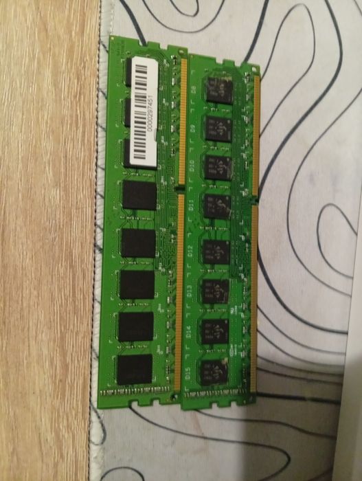 Дві плашки оперативної пам'яті DDR 3