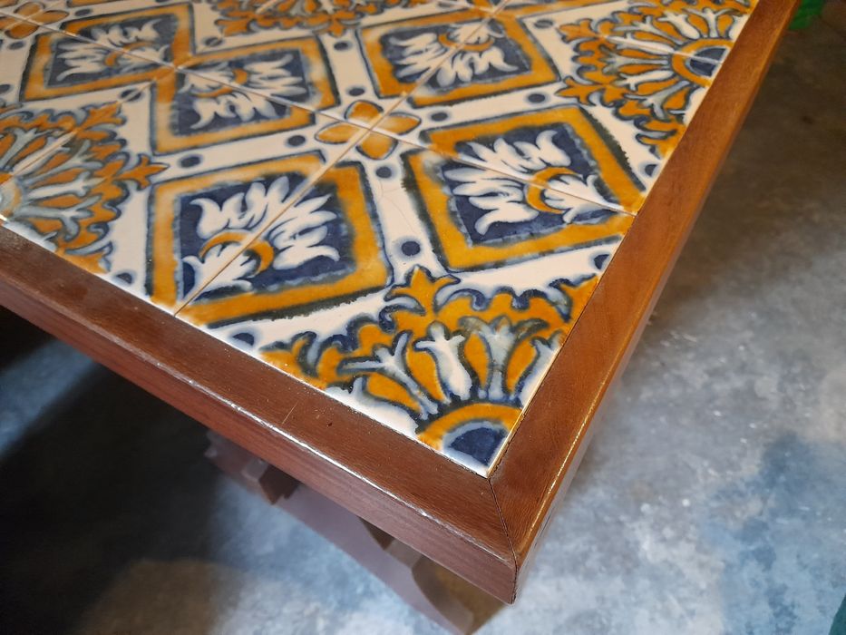 Mesa com azulejo