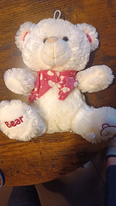 Pluszowy miś w szaliku w serduszka