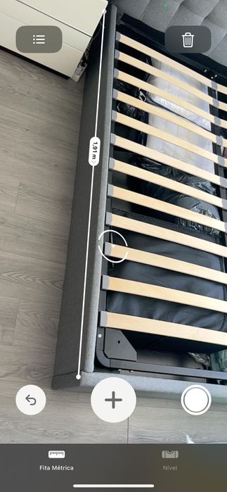 Cama com cabeceira e estrado elevatório