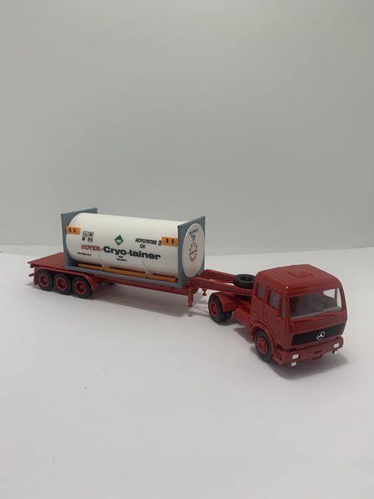 Miniatura Mercedes com reboque da marca Herpa escala H0 1/87