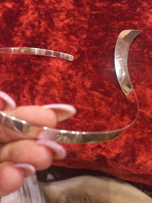 Gargantilha estilizada em prata.