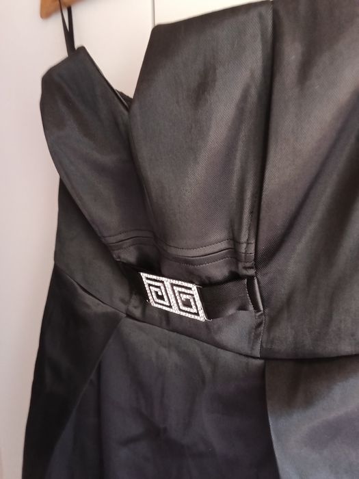 Vestido de festa preto com decote em V