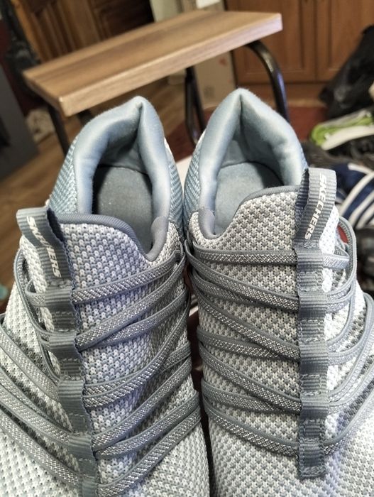 Взуття , кросівки Skechers