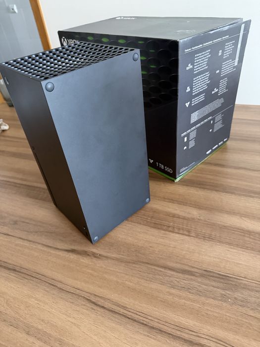Xbox Series X c/ comando e caixa
