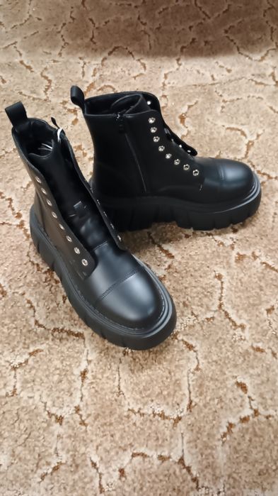 Botki za kostkę z imitacji skóry Cropp