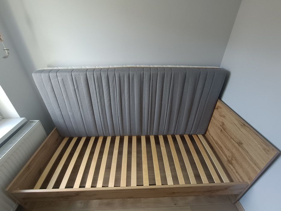 Łóżko młodzieżowe z materacem