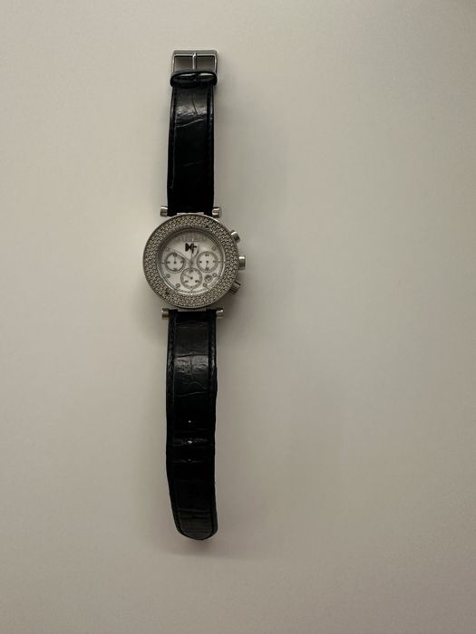 Relógio com pulseira preta