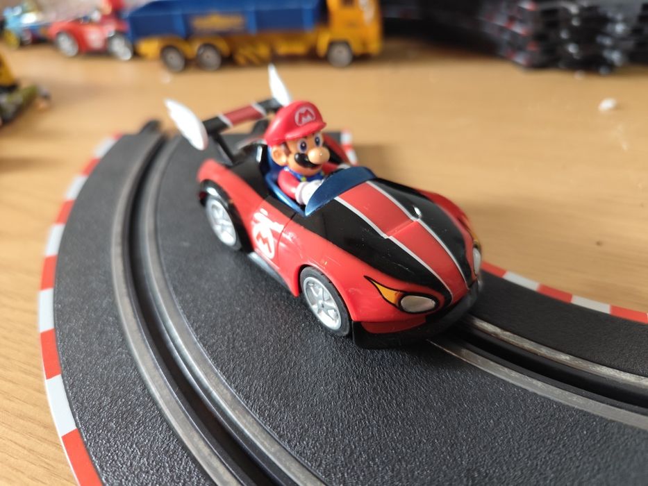 Pista carrera em excelente estado inclui carro do Super Mario Kart