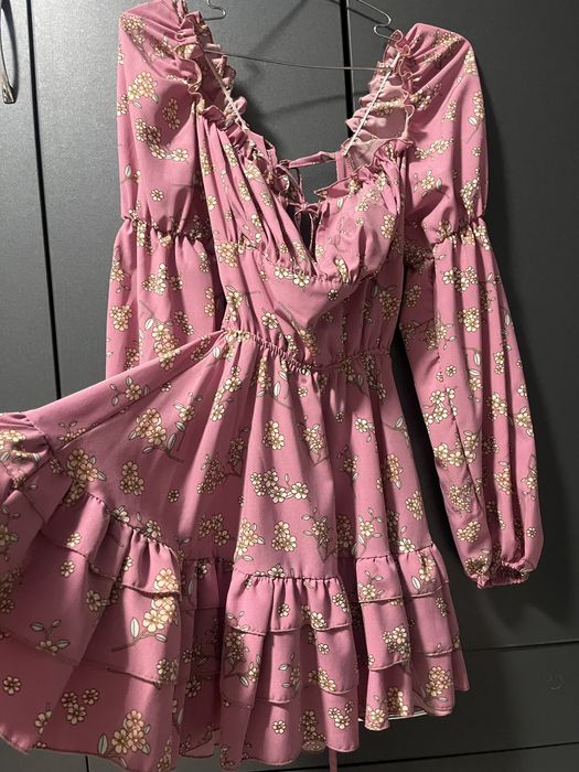 Продам сукні в каруселі 5шт