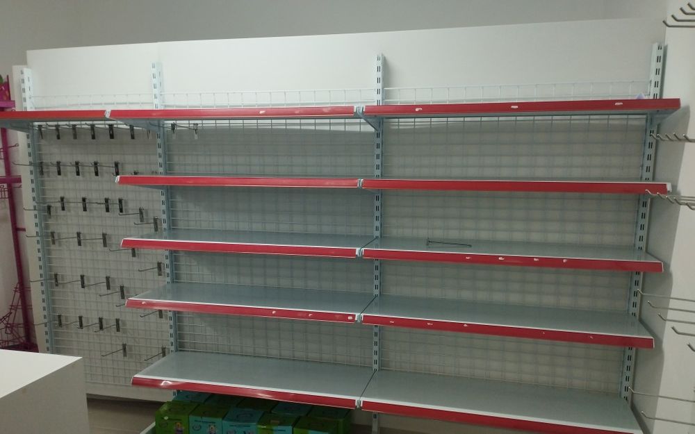 Estantes metálicas e painéis multi régua