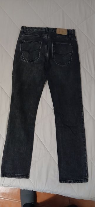 Blusão vermelho Tiffosi. blusão azul e calças de ganga, de crinça.