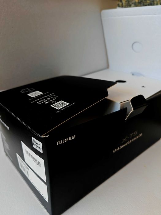 Fujifilm X-T5 Silver + XF 18-55mm – Excellent ConditionFujifilm X-T5 Silver + XF 18-55mm – Excellent Condition + accessories