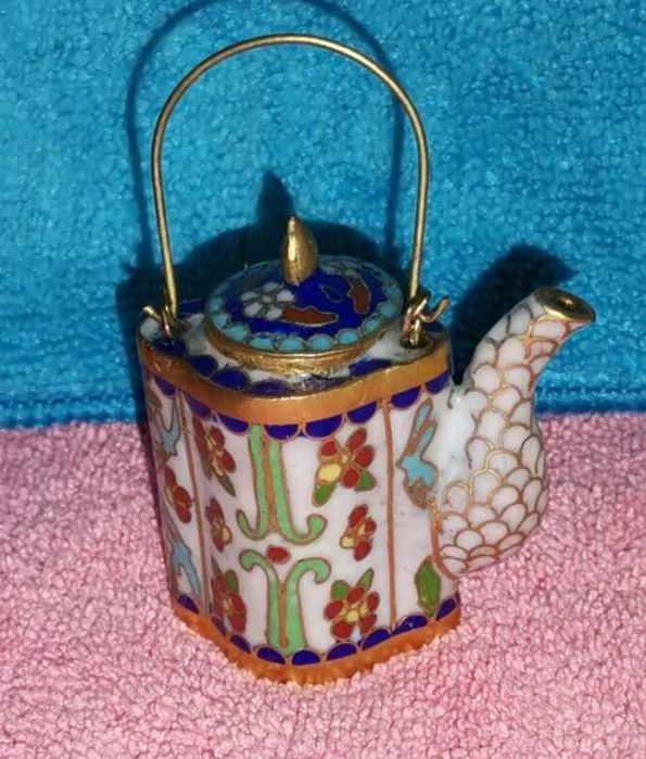 Bule em miniatura decorativo 
feito com a técnica de esmalte cloisonné