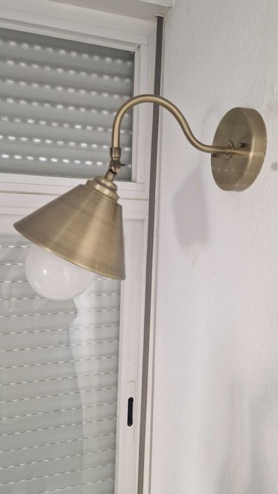 Aplique de parede dourado escovado