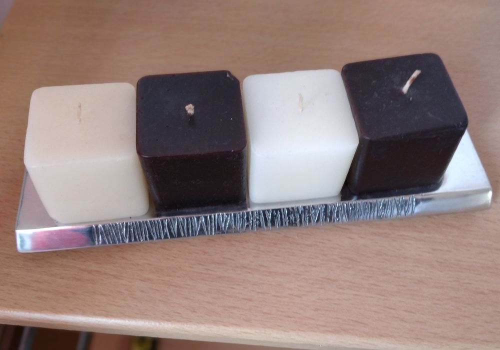 Conjunto de 4  velas com base em metal prateada