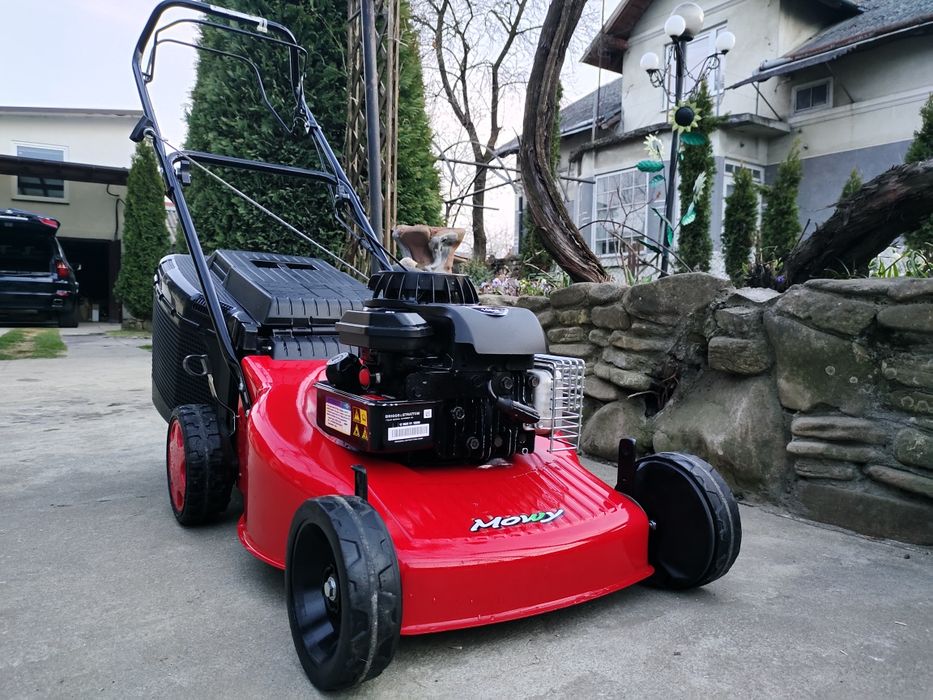 Бензинова самохідна газонокосарка Briggs Stratton 46cm