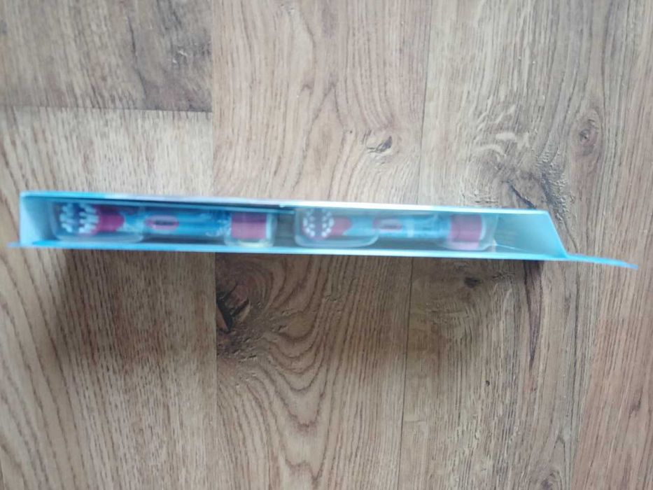 Oral-B szczoteczka elektryczna dla dzieci+ładowarka+4 końcówki