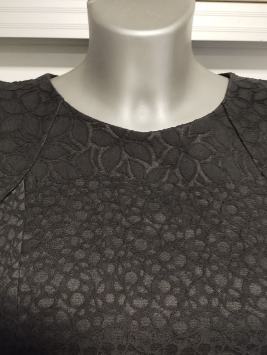 Czarna sukienka lekko rozkloszowana