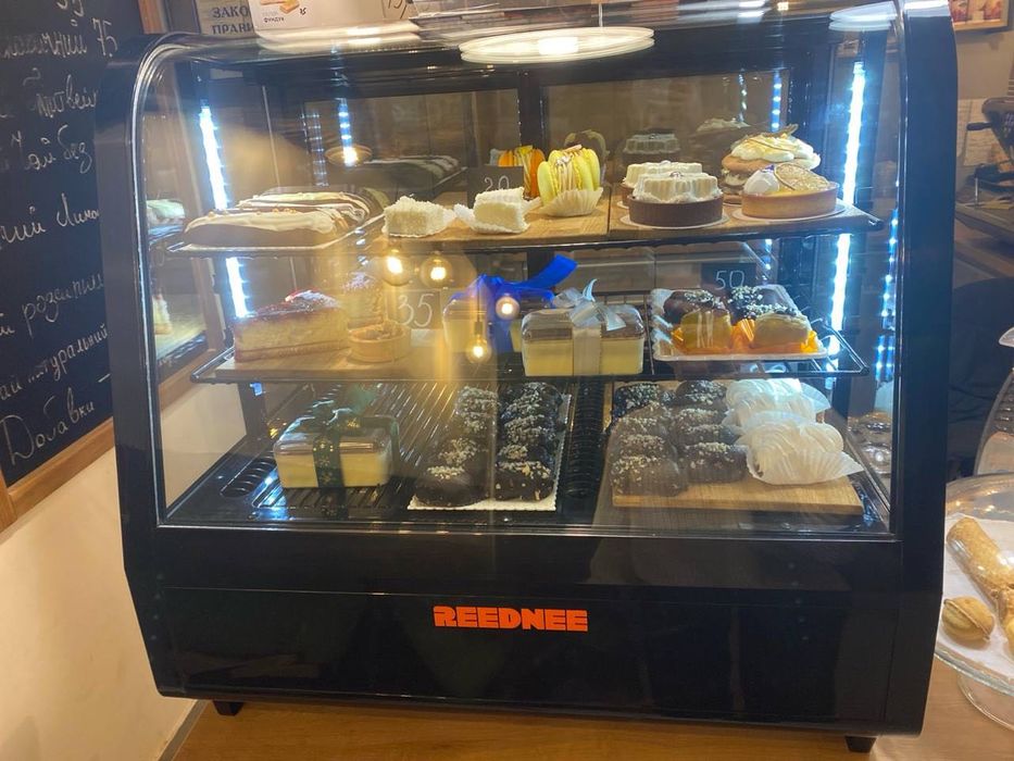 Холодильна вітрина для десертів
