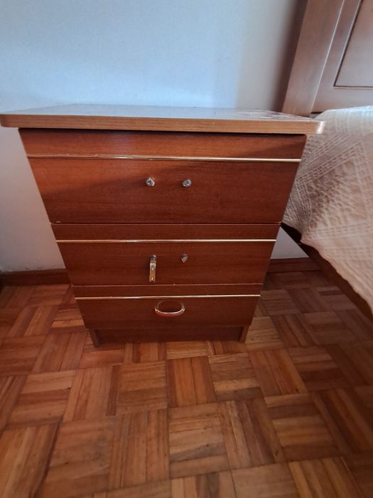 Quarto casal (cama /2 mesinhas/comoda)