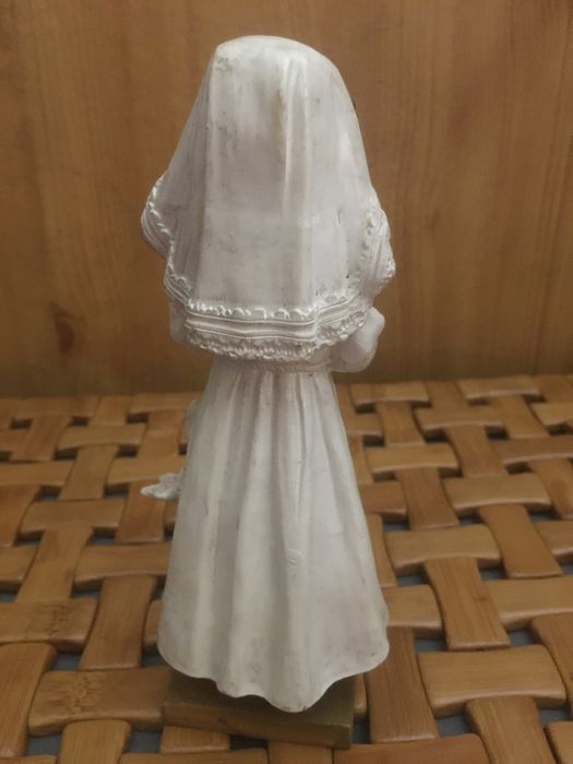 Figurka dziewczynki z ksiazka 17 cm.