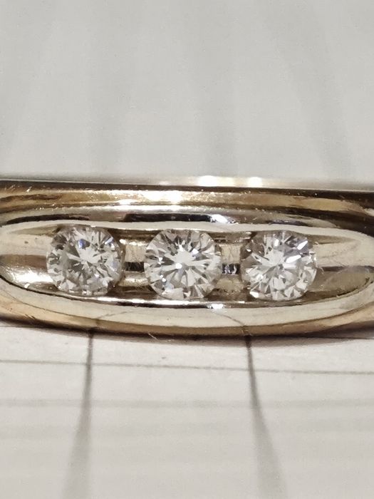 Золота каблучка, з діамантами 0.18ct, 585 проба.