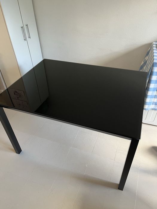 Oportunidade: Mesa de Jantar Extensível em Vidro Preto e Aço – Muito Robusta (120 a 180cm)