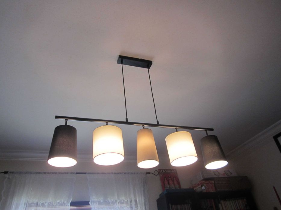 Candeeiro de teto, metal preto e tecido.