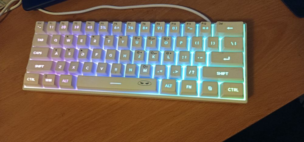Teclado gaming LED's branco