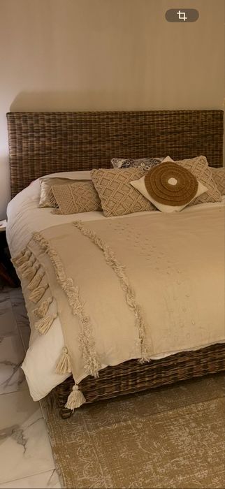 Cama em palha 160*200 colchao  ( inclui colchão caso queiram ) usado poucas vezes