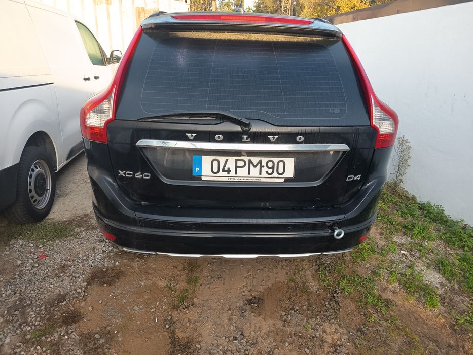 Volvo xc60 sinistrado — photo 2