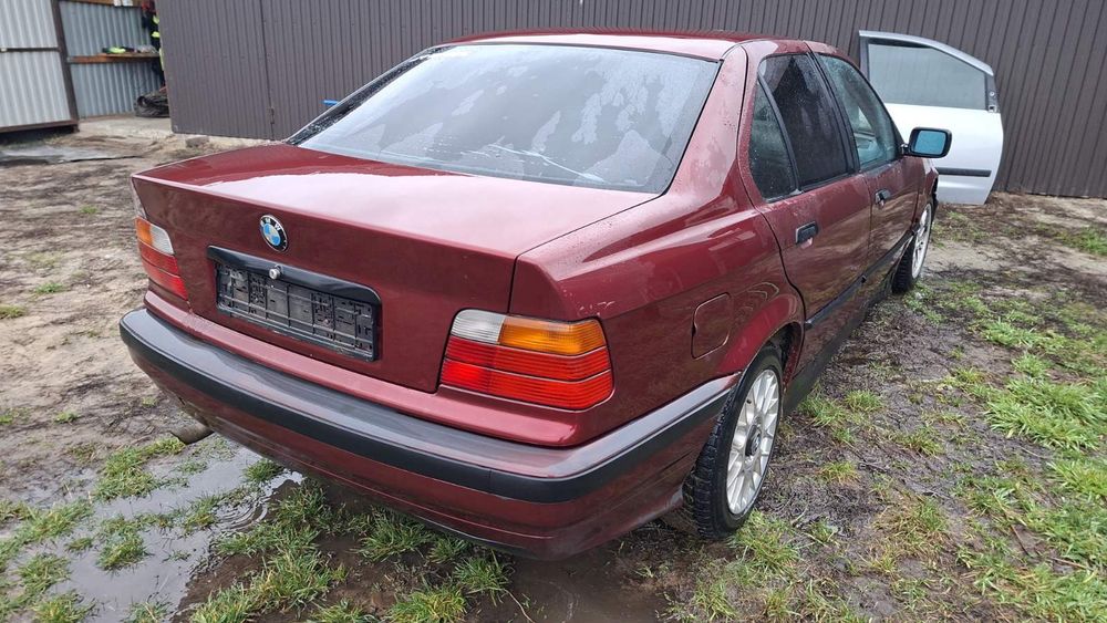 Бампер задний BMW 318i 1.6i , мкпп E36, 1990-1996  є весь  перед, двигун 1.6