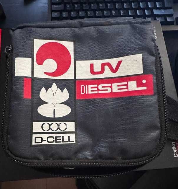 Leitor de CD portátil Mitsai + Mala de transporte Diesel Jeans Original (Oferta dos auriculares)