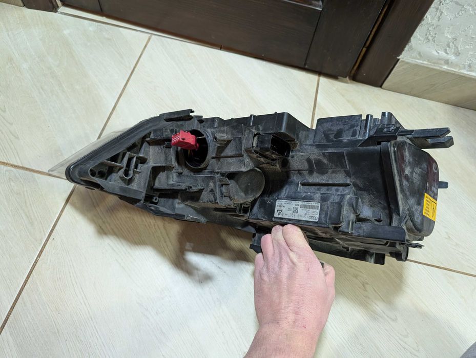 Фара ксенон левая Audi Q3 8U0941003B без блоков