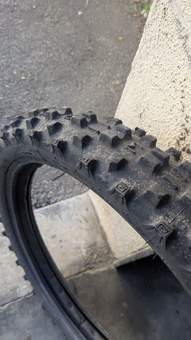 Pneus enduro e estrada