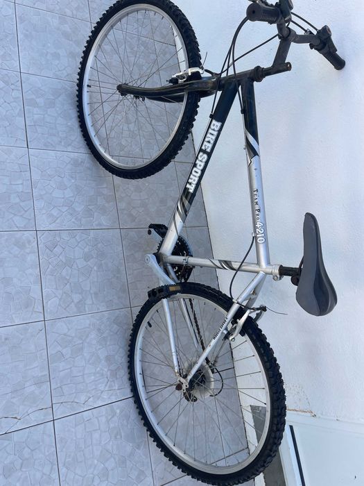Máquina de lavar, cama, e bicicleta