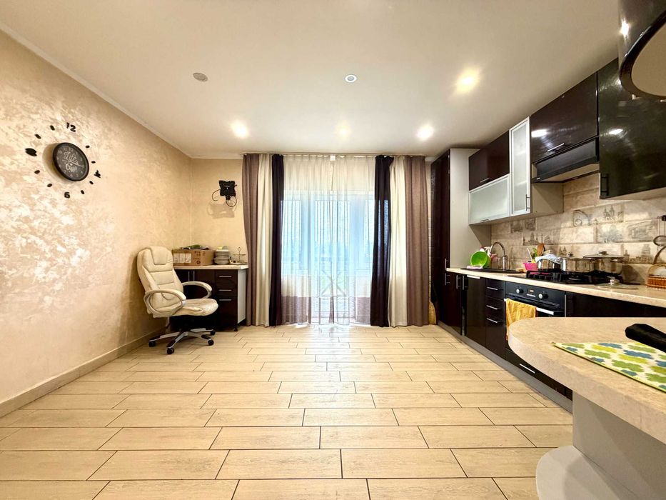 Сучасний будинок 237 м² з ремонтом та ділянкою 17,5 соток