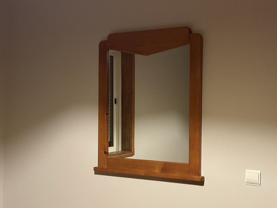 Cama de casal, mesinhas e espelho