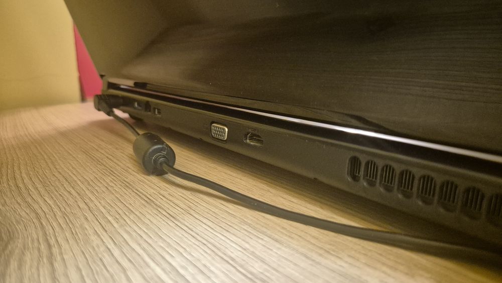 Laptop MSi Ge700 i5 8gb ram SSD 256gb 17.3"