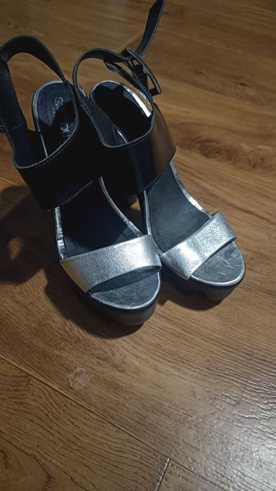 Продам босоніжки