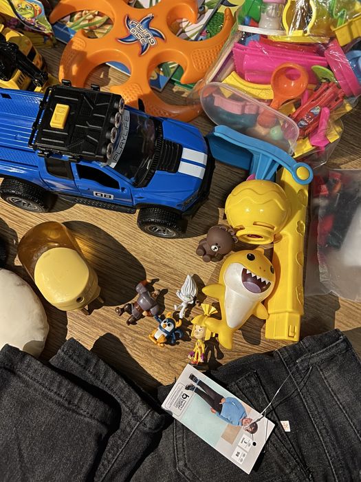 Іграшки, новий одяг, машинки.