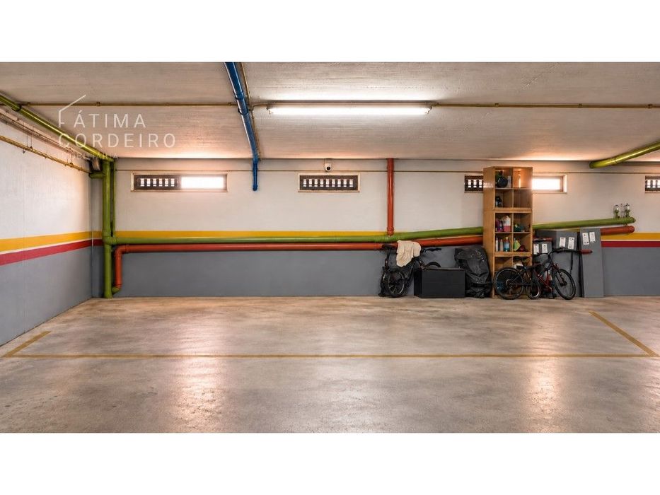 T3 com parqueamento coberto e arrecadação individual Fernão Ferro