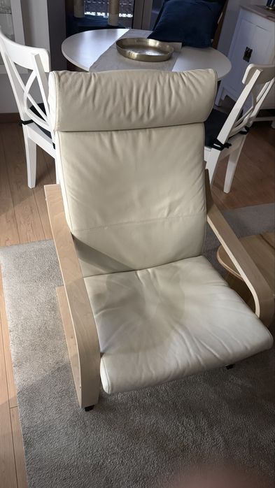 Poltronas POÄNG em madeira e em pele