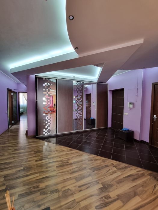 3комн квартира, Ахматовой 13, видовая, с мебелью