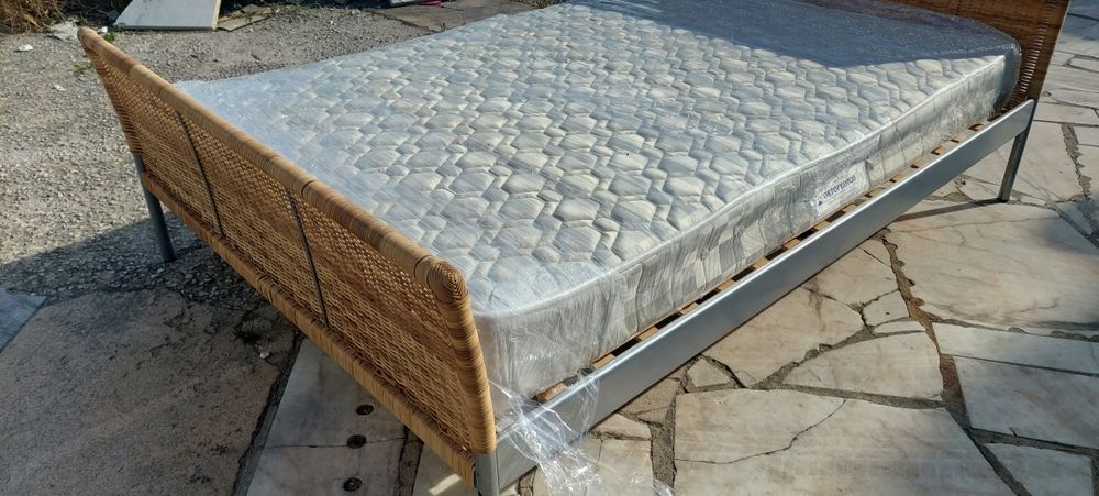 Cama  de  casal  com colchão
