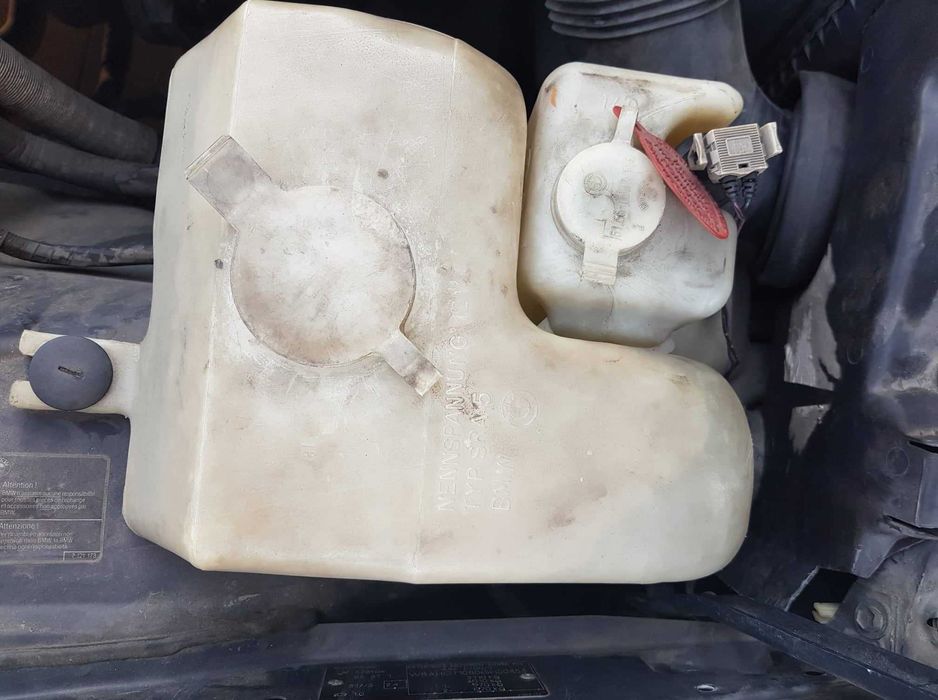 (E34) BMW 525 TDS TOURING (1994) - Depósito limpa vidros da frente -