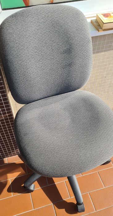 cadeira  cinza de escritorio com rodas