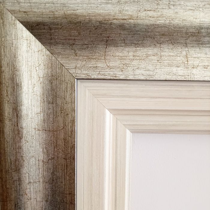 Moldura em madeira nova.